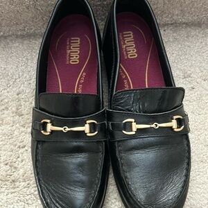 MUNRO Gryffin Leather Loafer (Women) 8.5M.